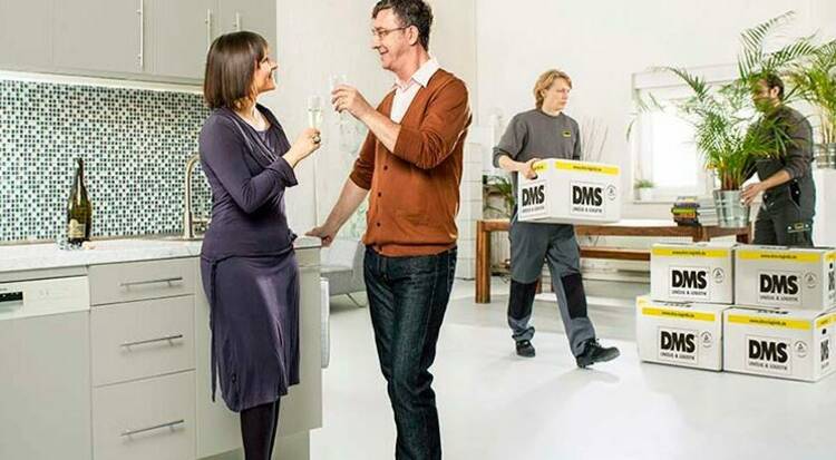 Ehepaar in Küche bei Umzug