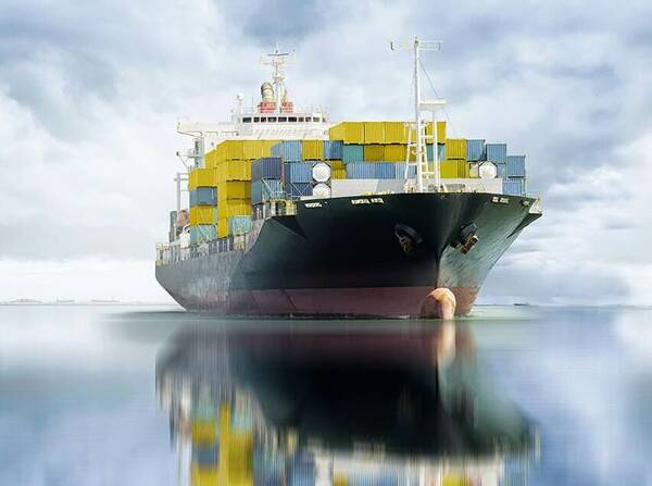 Containerschiff auf dem Ozean