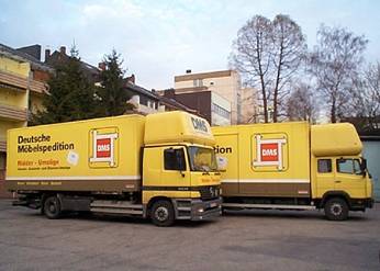 Zwei Möbeltransporter Zwei Möbeltransporter