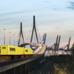 Möbelwagen auf Brücke Möbelwagen auf Brücke